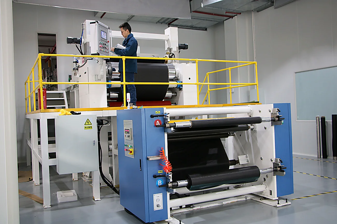 Roll-to-roll coating line in the Shengtong production workshop